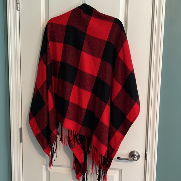 NWOT Fall Obsessed Buffalo Check Poncho in Red from VICI Collection - Picture 3 of 3